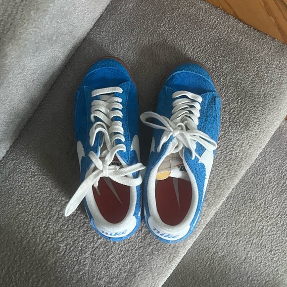 Nike Blue and White Women's Sneakers - Picture 4 of 10